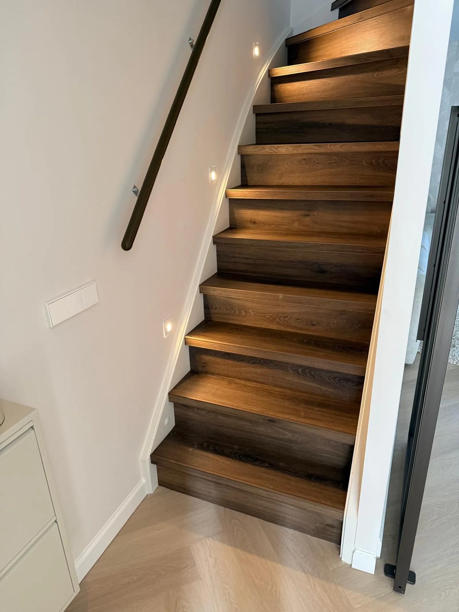Geïntegreerde verlichting langs een houten trap
