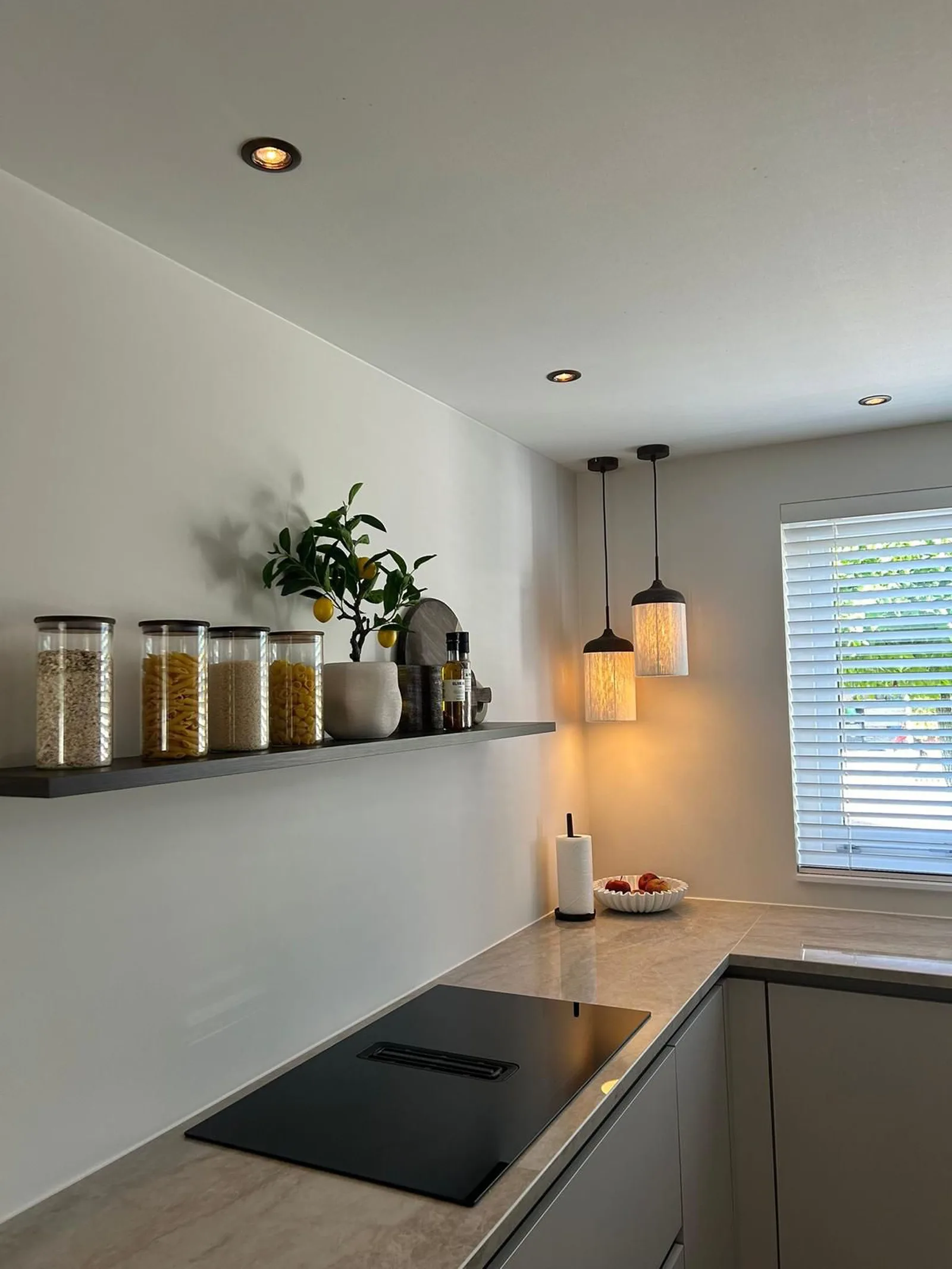 Keuken met inbouwspots, hangverlichting en inductiekookplaat
